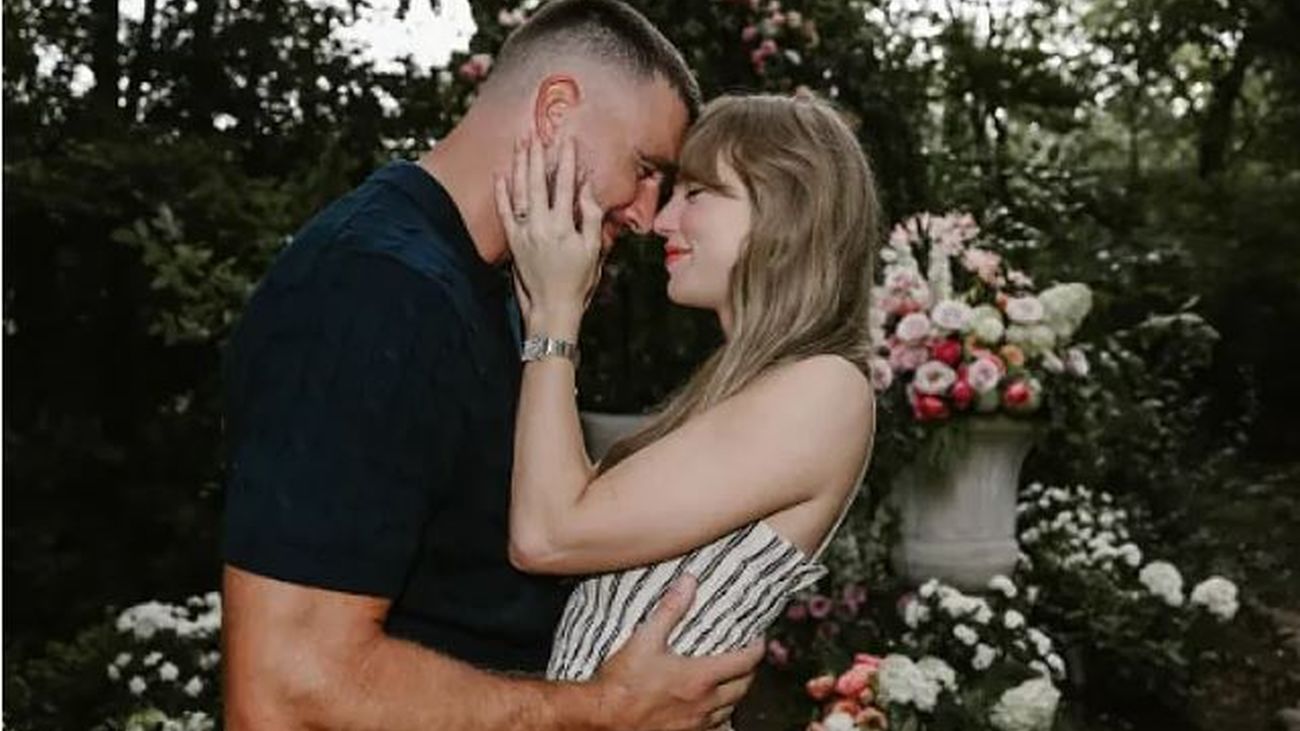 Taylor Swift y Travis Kelce, en el anuncio de su compromiso