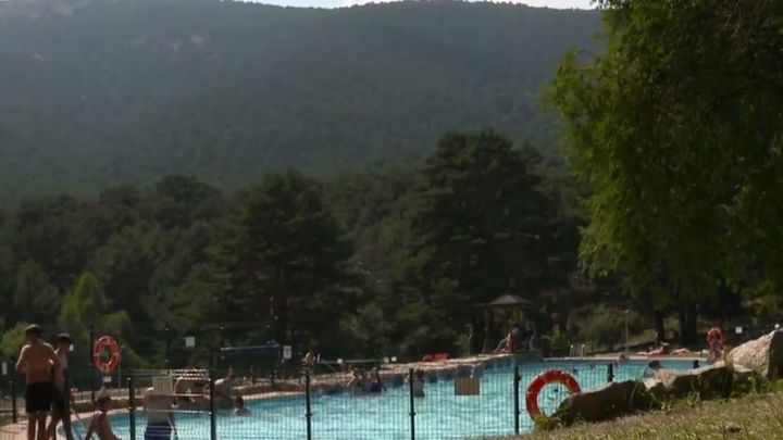 Piscina que no supera los 20º / TELEMADRID