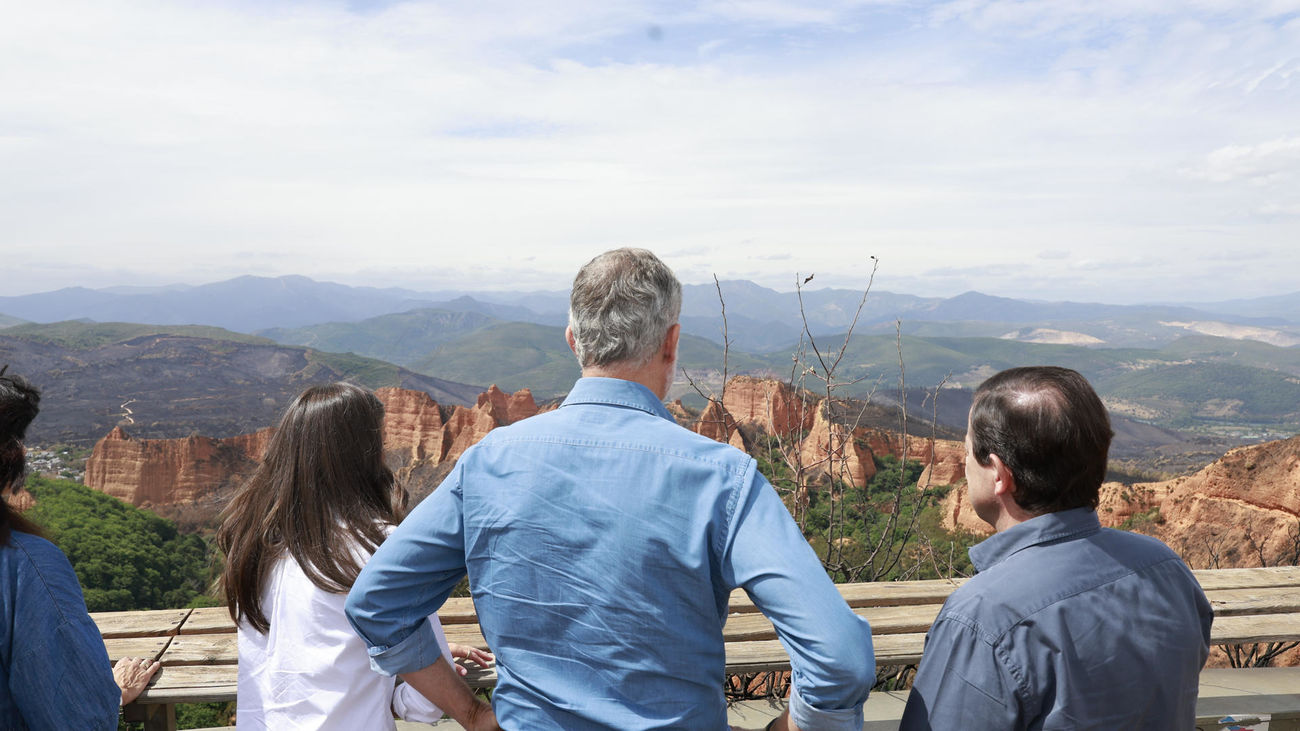 Felipe VI, "desolado" al ver la "dimensión de la tragedia" de los incendios: "Hay mucho que hacer"