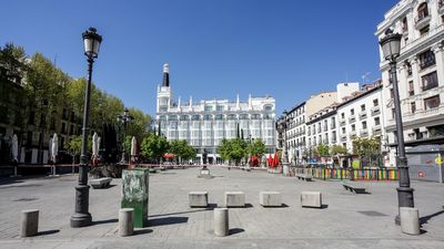 Pelea tumultuaria con cuchillos y palos de hierro en la plaza de Santa Ana de Madrid