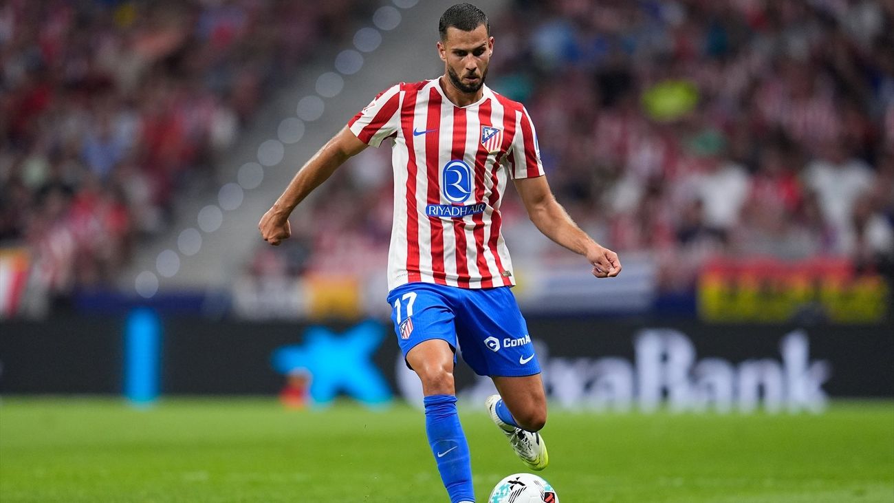 Simeone prueba a Hancko en el lateral izquierdo