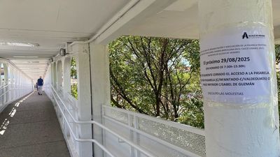 Cortada una pasarela peatonal de Alcalá sobre las vías del tren