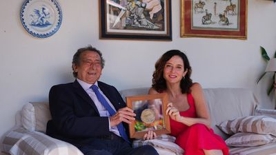 Ayuso entrega en Cantabria el Premio de Cultura de la Comunidad de Madrid a Alfonso Ussía