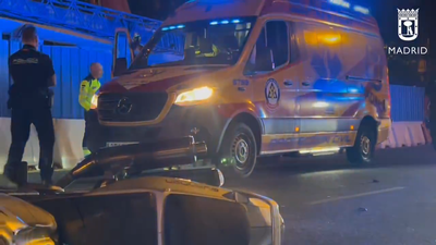 Dos heridos, uno de gravedad, tras chocar frontalmente un coche y una moto en Chamartín