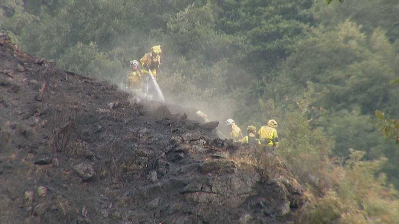 El incendio de Fasgar, descontrolado y violento, el más preocupante de los 14 activos en España