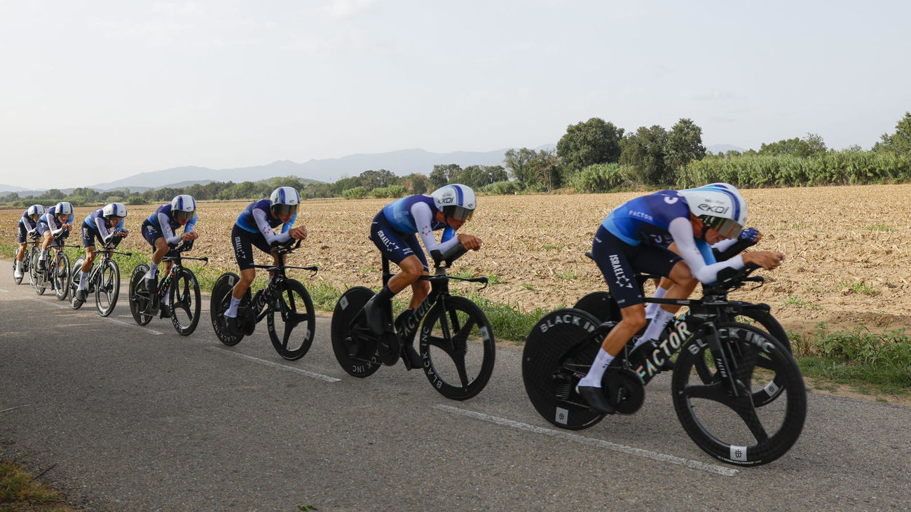 Los ciclistas del equipo Israel durante la quinta etapa de la Vuelta a España