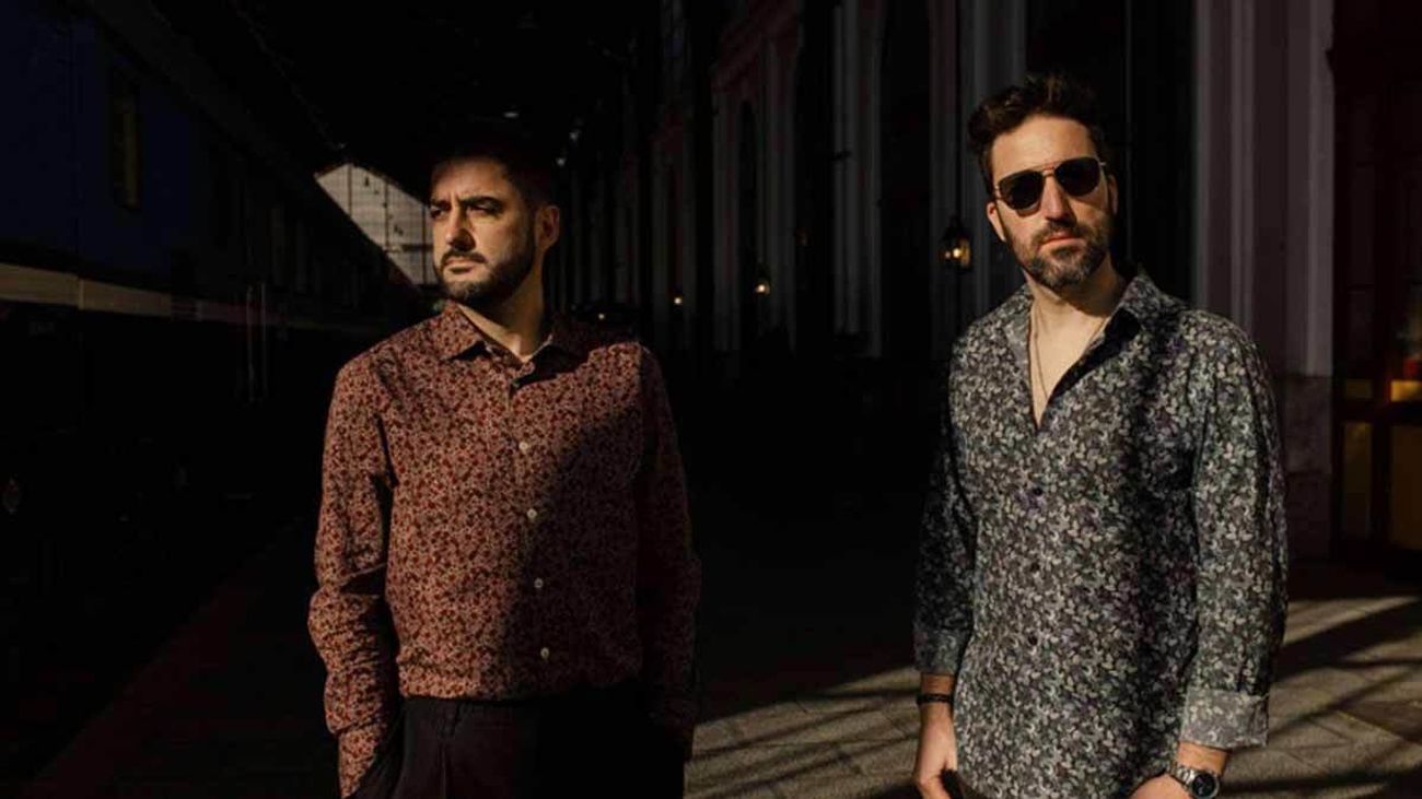 Azier, la banda de rock que se forjó en  Alameda de Osuna: "Desde pequeños hemos visto tocar la guitarra en el metro"