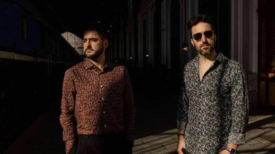 Azier, la banda de rock que se forjó en  Alameda de Osuna: "Desde pequeños hemos visto tocar la guitarra en el metro"