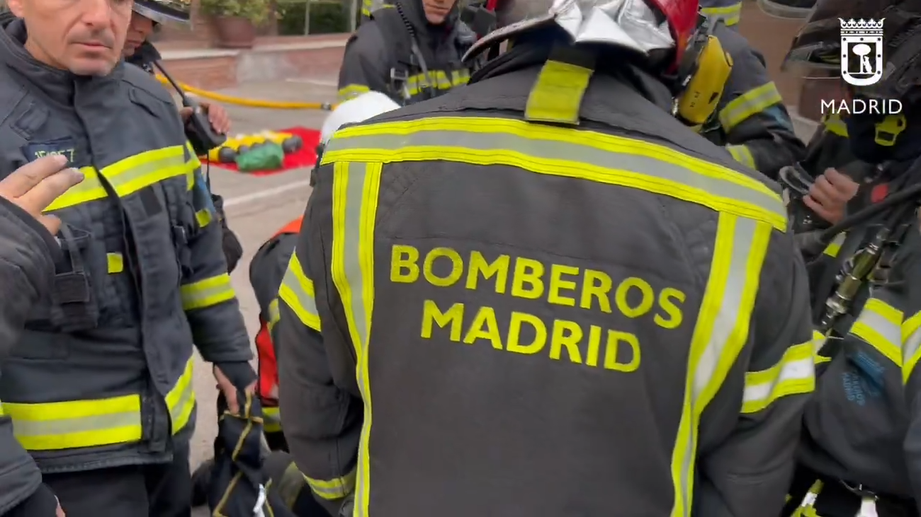 Incendio en un garaje de Fuencarral: rescatan a un hombre intoxicado y hay dos coches calcinados por el fuego