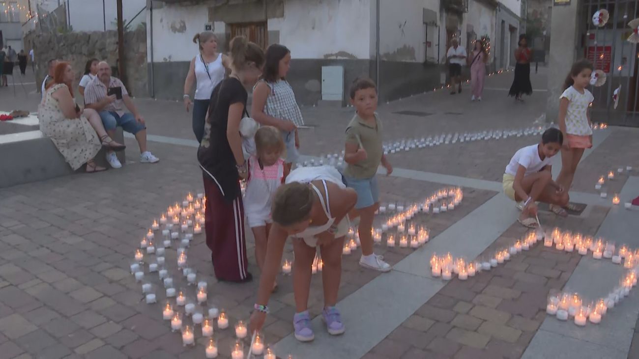 5.000 velas iluminan Navalagamella con el cine como banda sonora