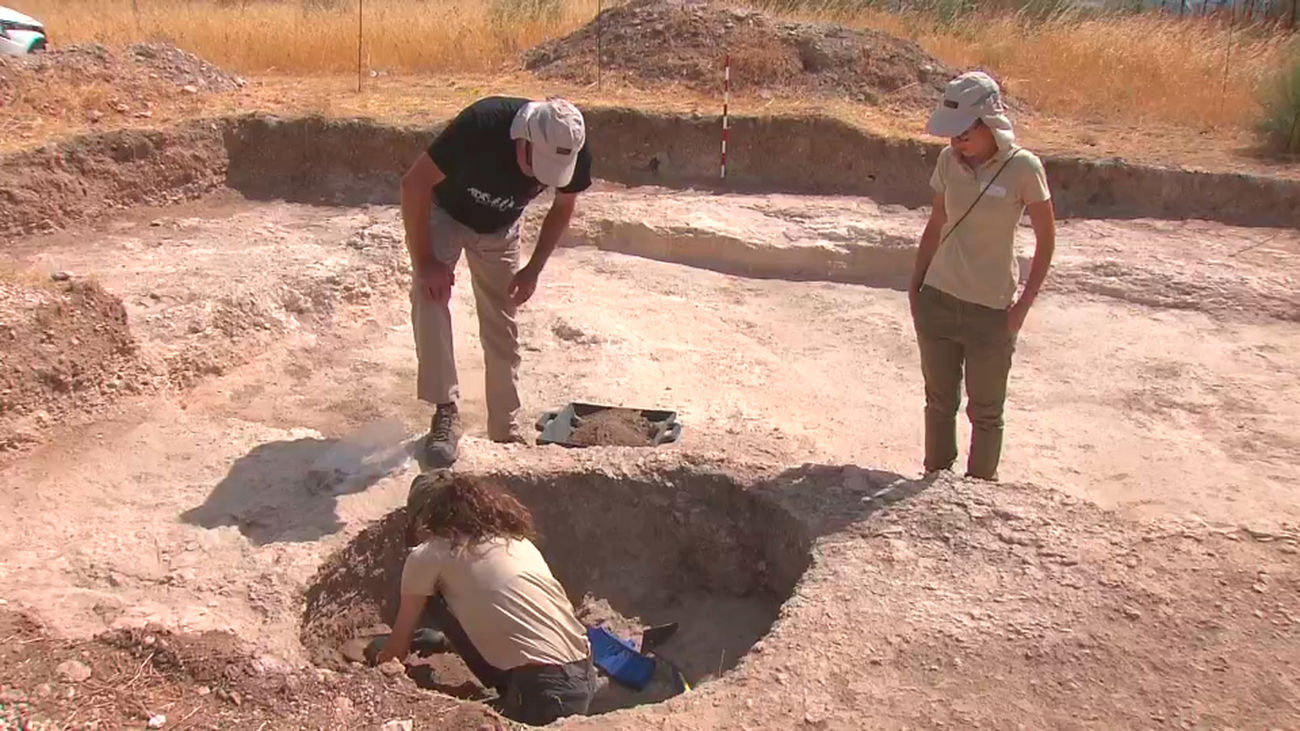 La excavación arqueológica en la antigua Complutum se centra en recuperar la calzada original