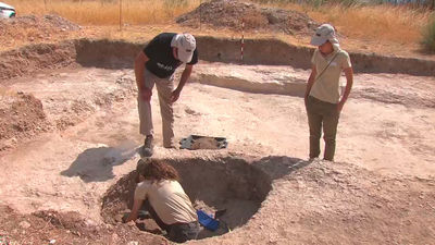 La excavación arqueológica en la antigua Complutum se centra en recuperar la calzada original