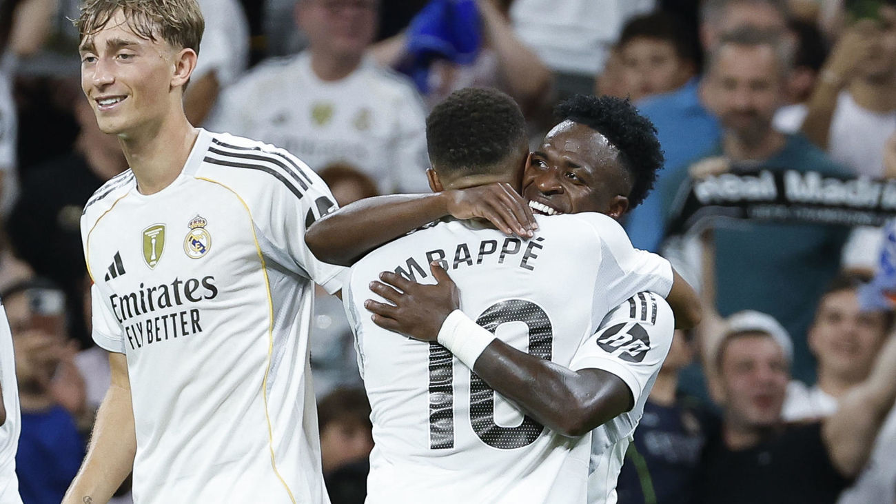 El delantero brasileño del Real Madrid Vinicius Jr. (d) celebra su gol durante el partido de la tercera jornada de LaLiga entre el Real Madrid y el RCD Mallorca,