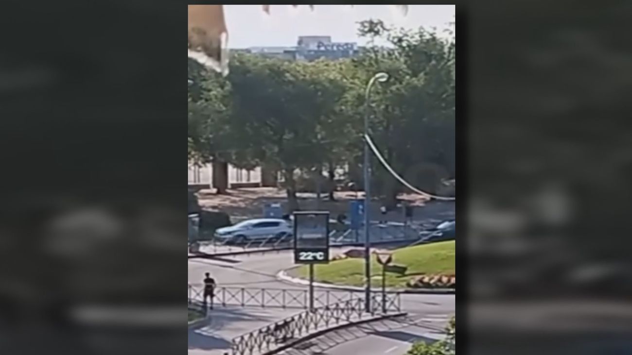 Un conductor invade la acera e intenta atropellar a un grupo de jóvenes en Leganés