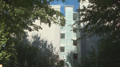 Vecinos de Moratalaz estrenan ascensor en su edificio gracias al Plan Rehabilita del Ayuntamiento de Madrid