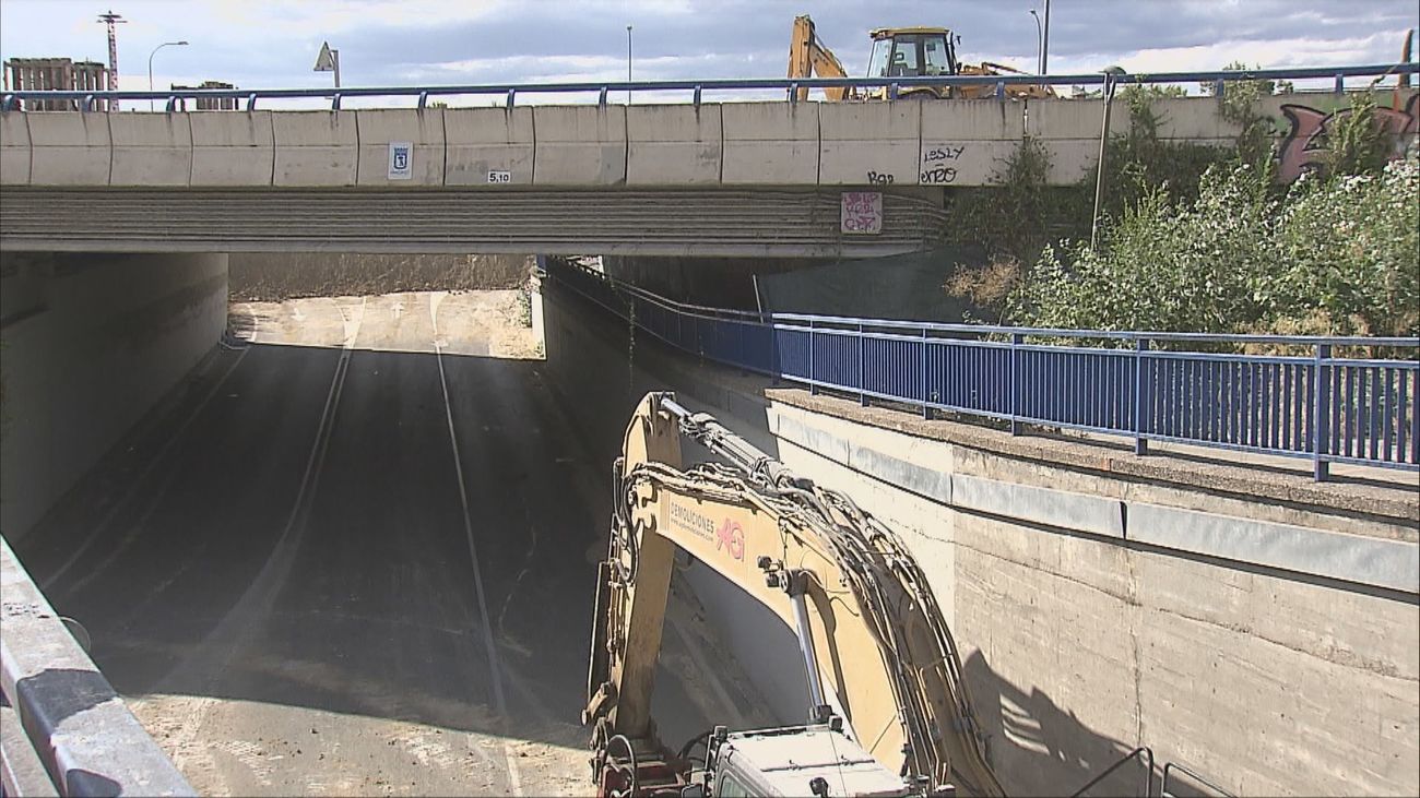 Obras en la A-5: Se inicia la demolición del paso que conecta el paseo de Extremadura con la glorieta de la calle Dante