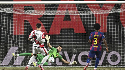 1-1. El Rayo se topa con un salvador Joan García, que rescata un punto para el Barça en Vallecas