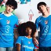 El Atlético presenta su tercera equipación de color azul y con el escudo en el centro