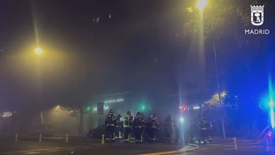 Incendio de un vehículo en un parking de la Avenida del Mediterráneo en el Retiro