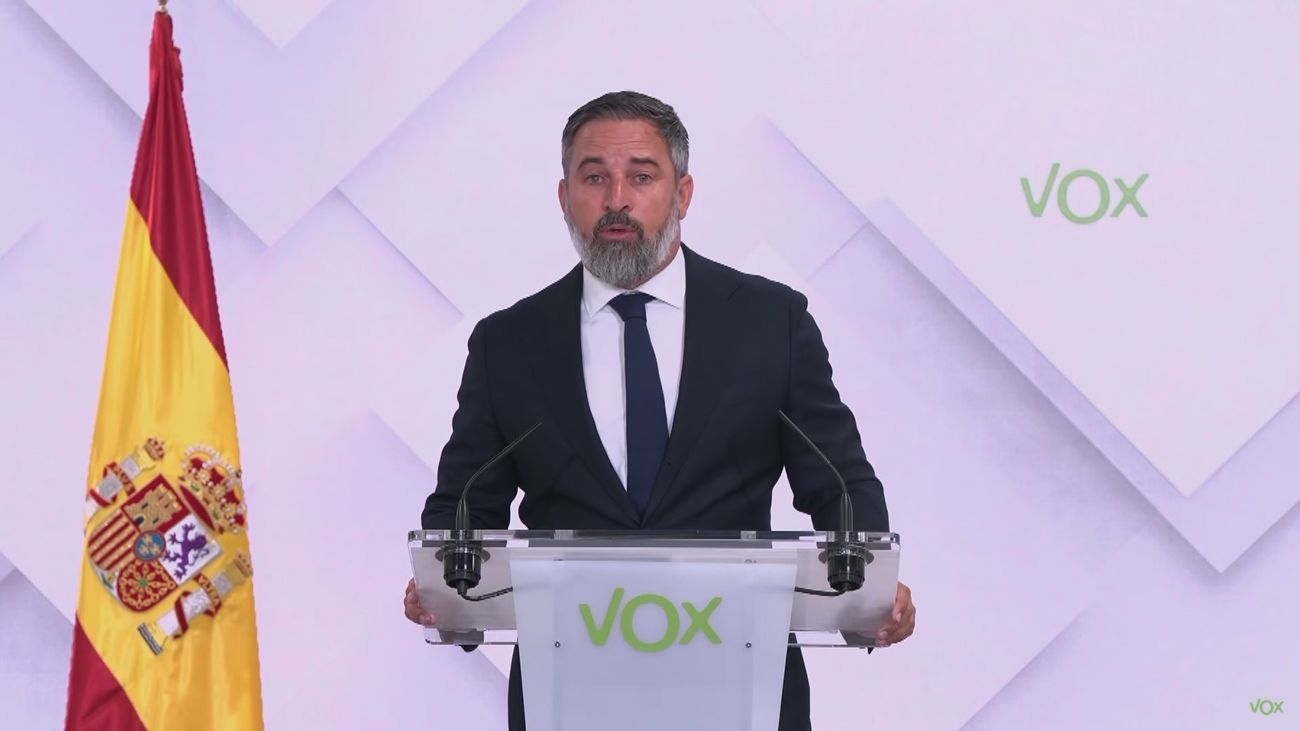 Vox, beneficiado por los incendios y la inmigración, se dispara en los sondeos