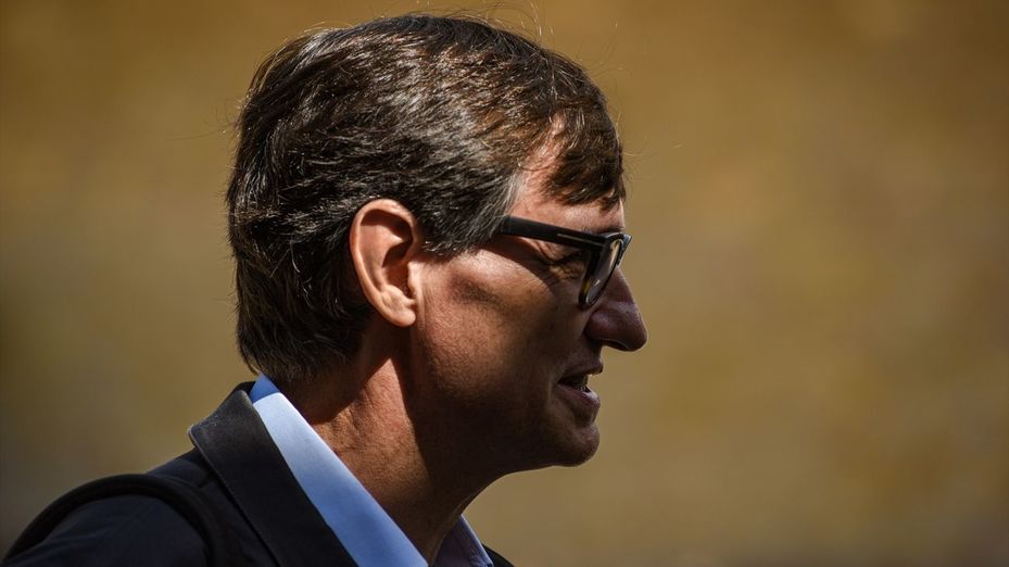 Salvador Illa sufre “déficit motor y dolor” en las piernas y estará ingresado al menos dos semanas