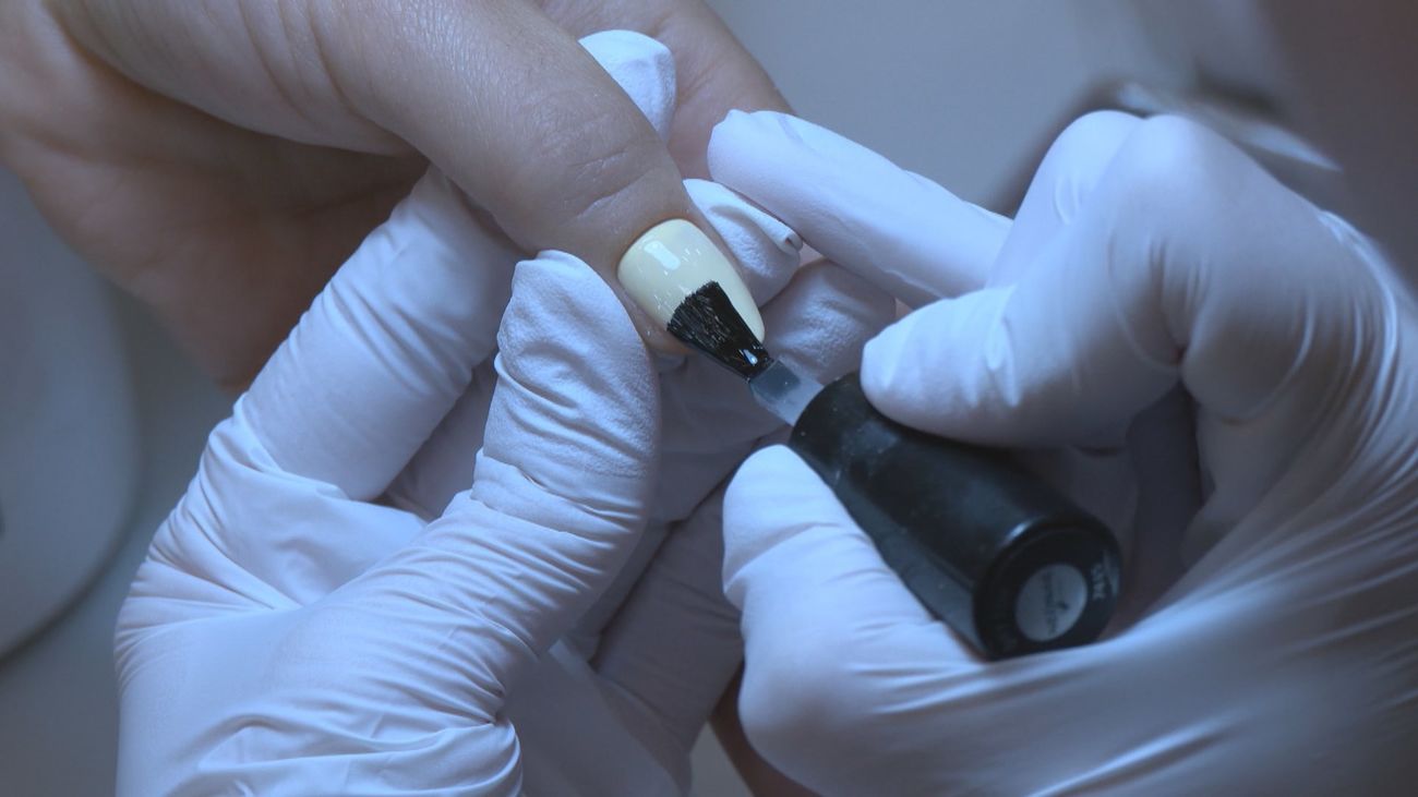 La UE prohíbe el uso de una sustancia muy utilizada en esmaltes de uñas por ser tóxica