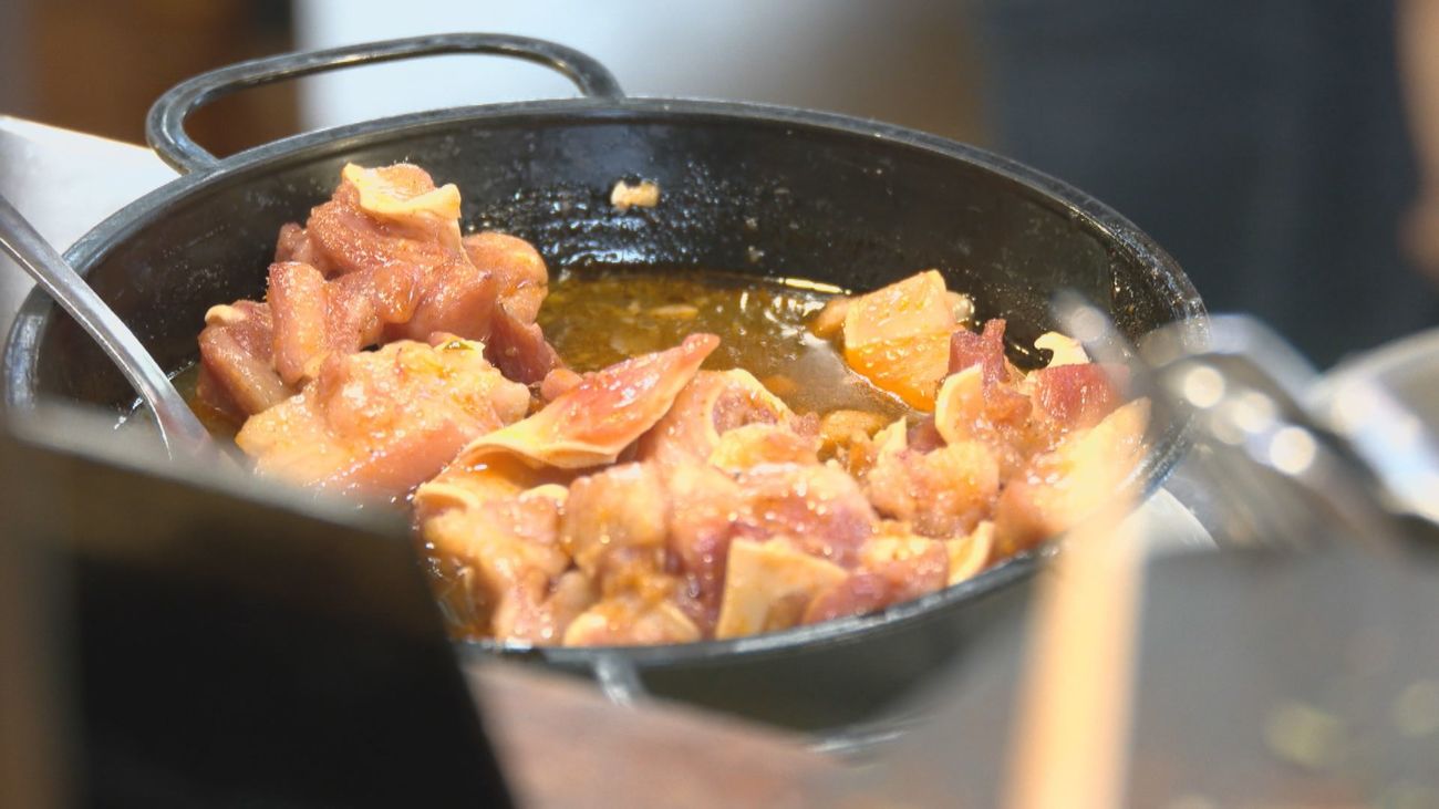 30 años guisando la oreja en salsa más famosa de Madrid, en San Blas