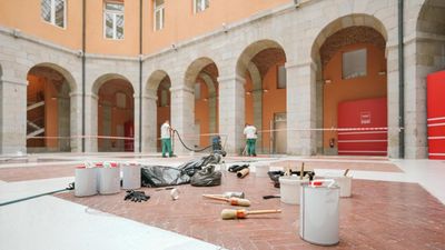 La Real Casa de Correos recupera su suelo de cerámica original  y  los arcos de piedra tradicionales