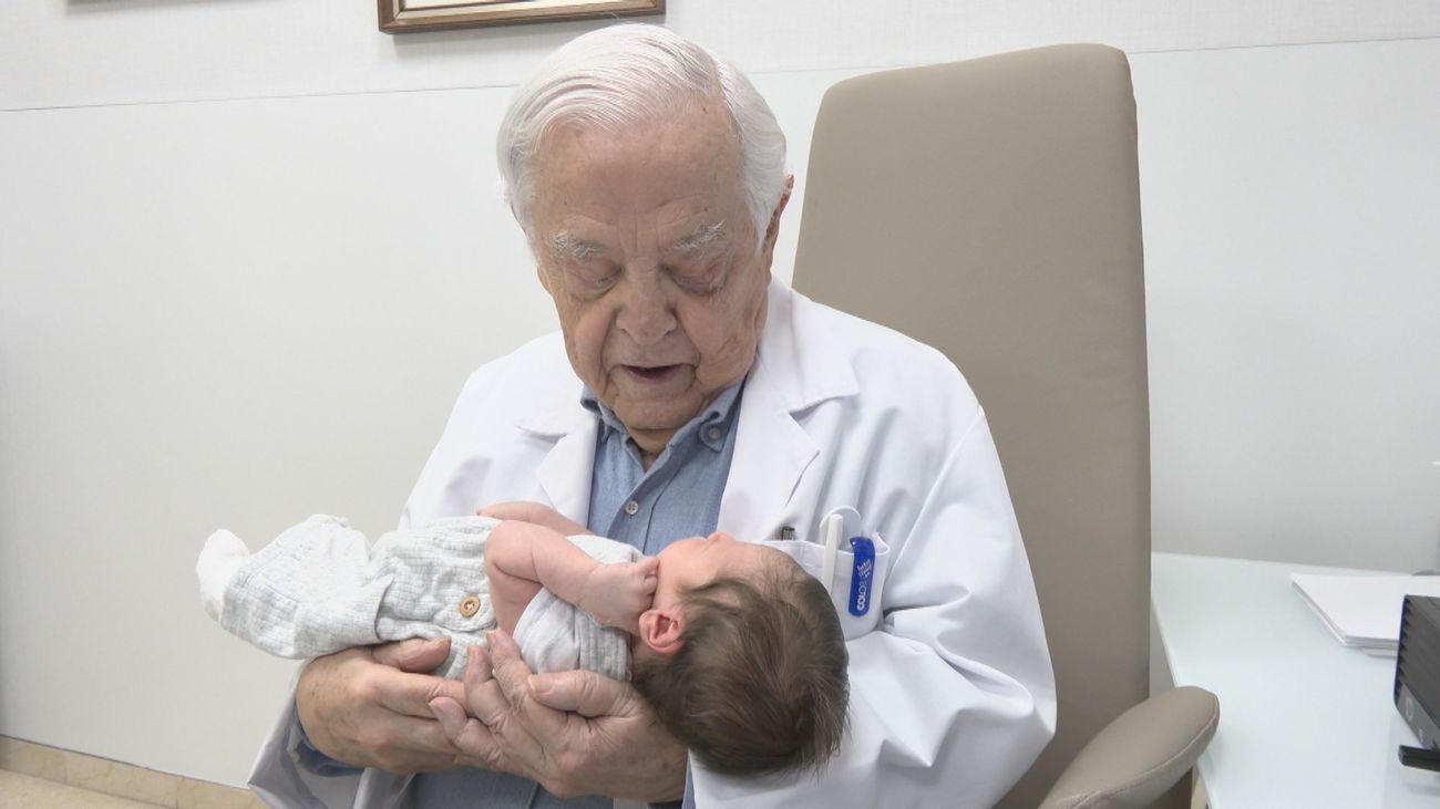 Un ginecólogo de 86 años trae al mundo a su propio bisnieto