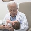 Un ginecólogo de 86 años trae al mundo a su propio bisnieto