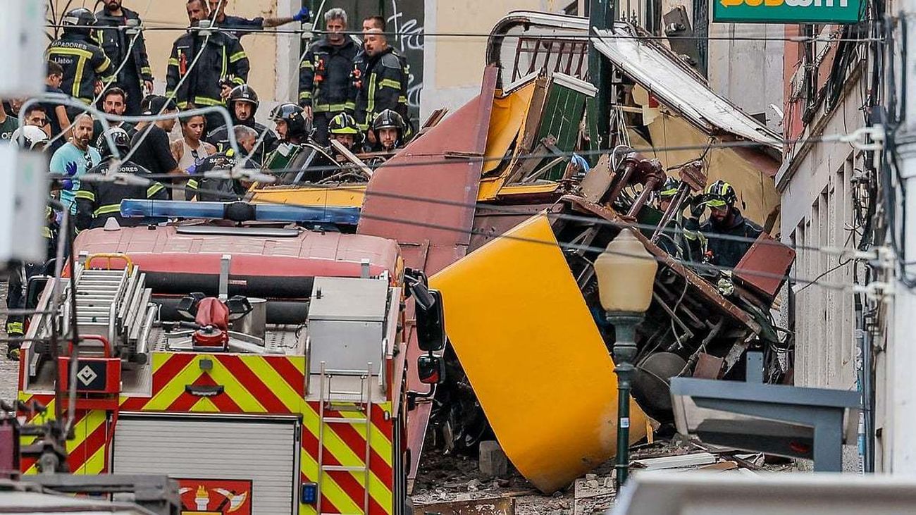 Al menos 15 muertos y 18 heridos al descarrilar un famoso funicular turístico de Lisboa