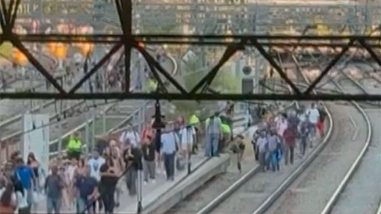 Pasajeros de Cercanías ocupan las vías en Atocha tras una avería en líneas C2, C7, C8 y C10