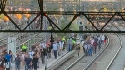 Pasajeros de Cercanías ocupan las vías en Atocha tras una avería en líneas C2, C7, C8 y C10