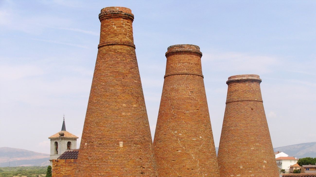 Chimeneas del centro cultural Giralt Laporta de Valdemorillo, antigua fábrica de cerámica y porcelanas