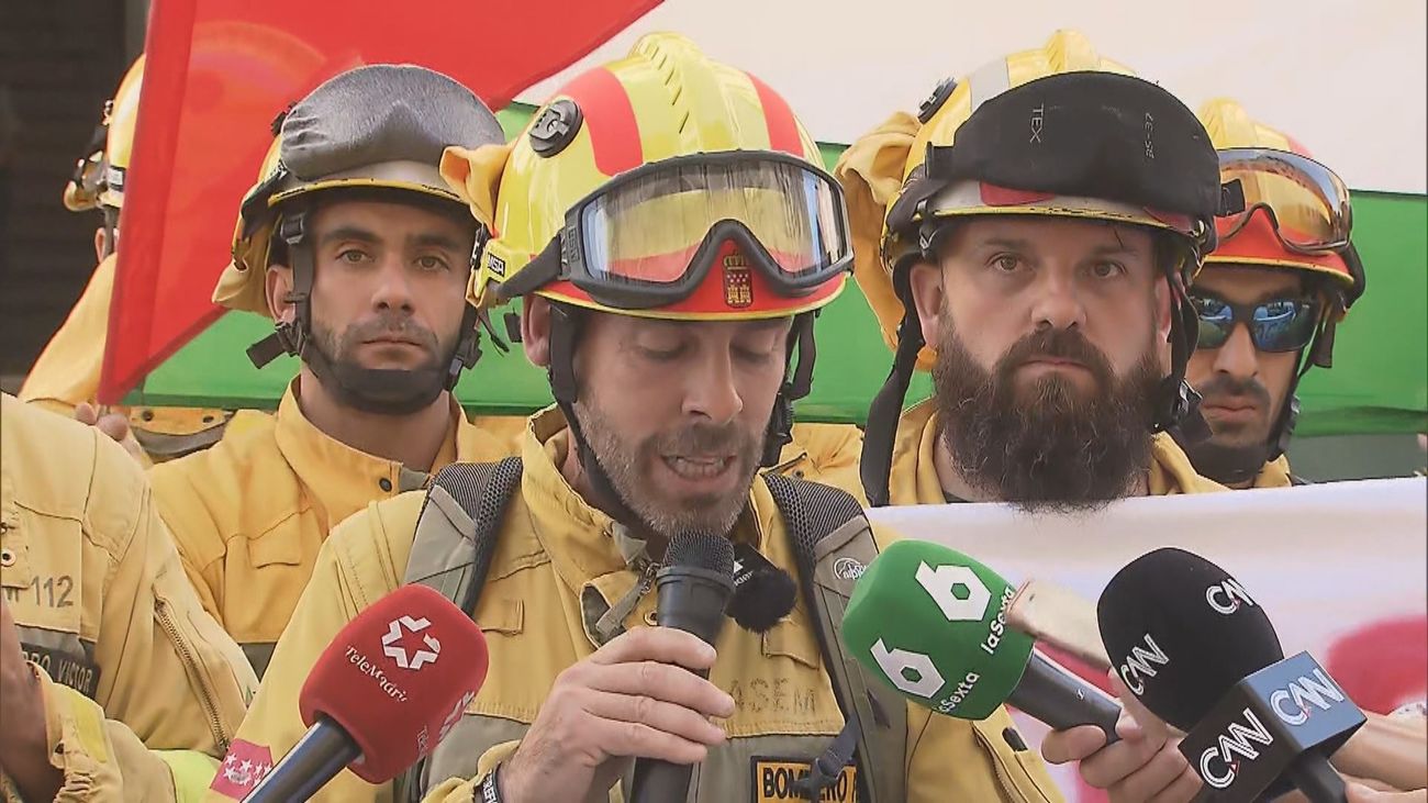 Brigadistas forestales de Madrid 'incendian' el Ministerio de Hacienda para reclamar mejoras laborales