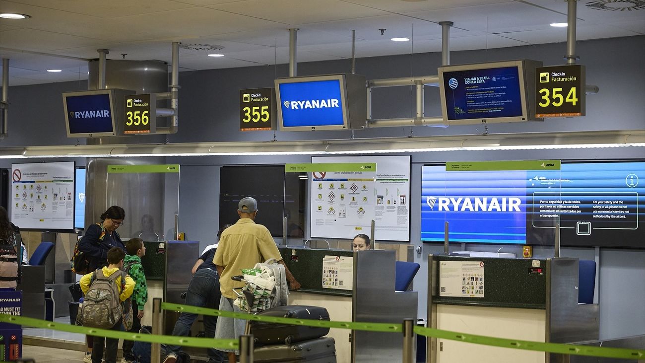 Ryanair dejará de volar a Vigo y Tenerife Norte y cierra la base en Santiago