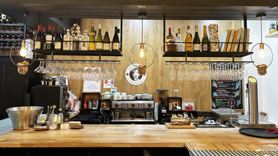 De los planos a los platos: un ingeniero triunfa con su bistró francés en el Mercado de Barceló