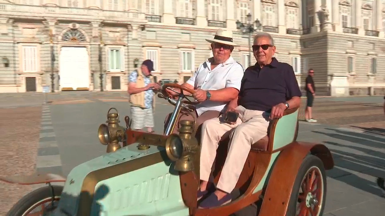 Madrid da la salida al rally 'Villa a Villa' con 50 vehículos clásicos