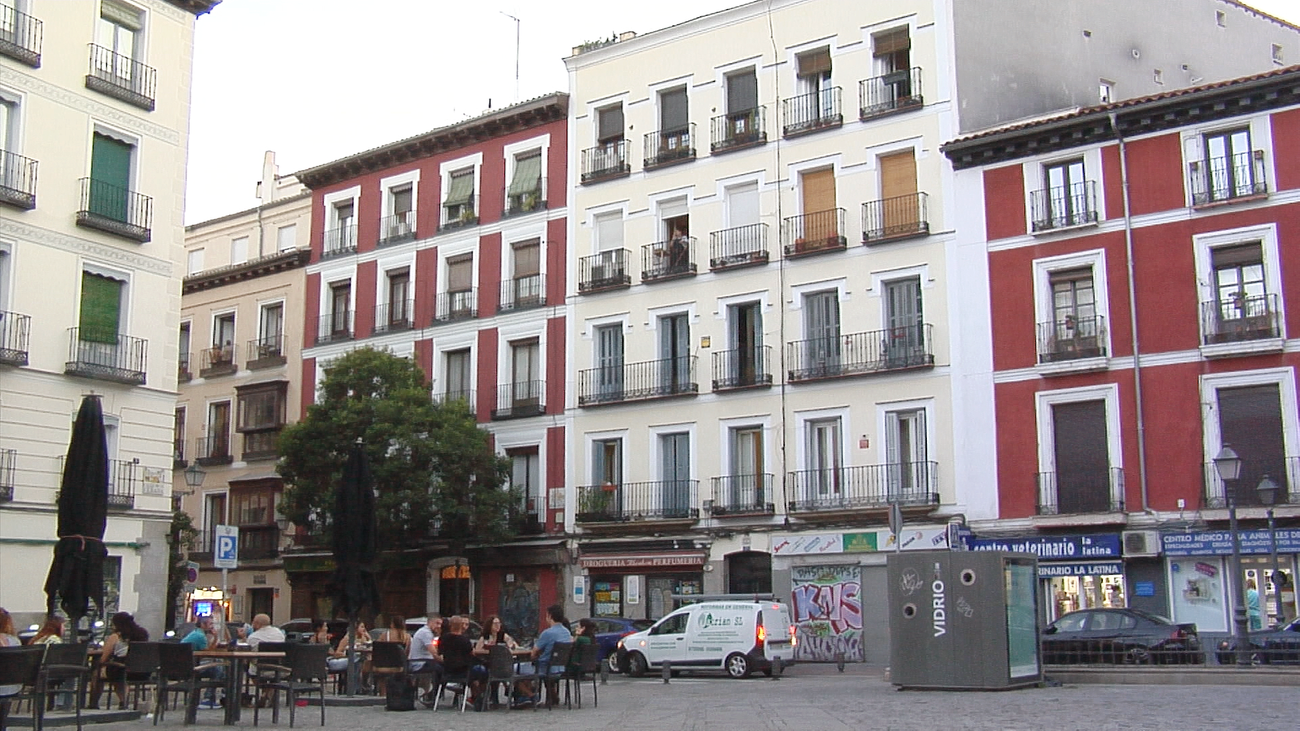 Atrapados por el miedo: la desesperación de vecinos de La Latina por un piso okupado