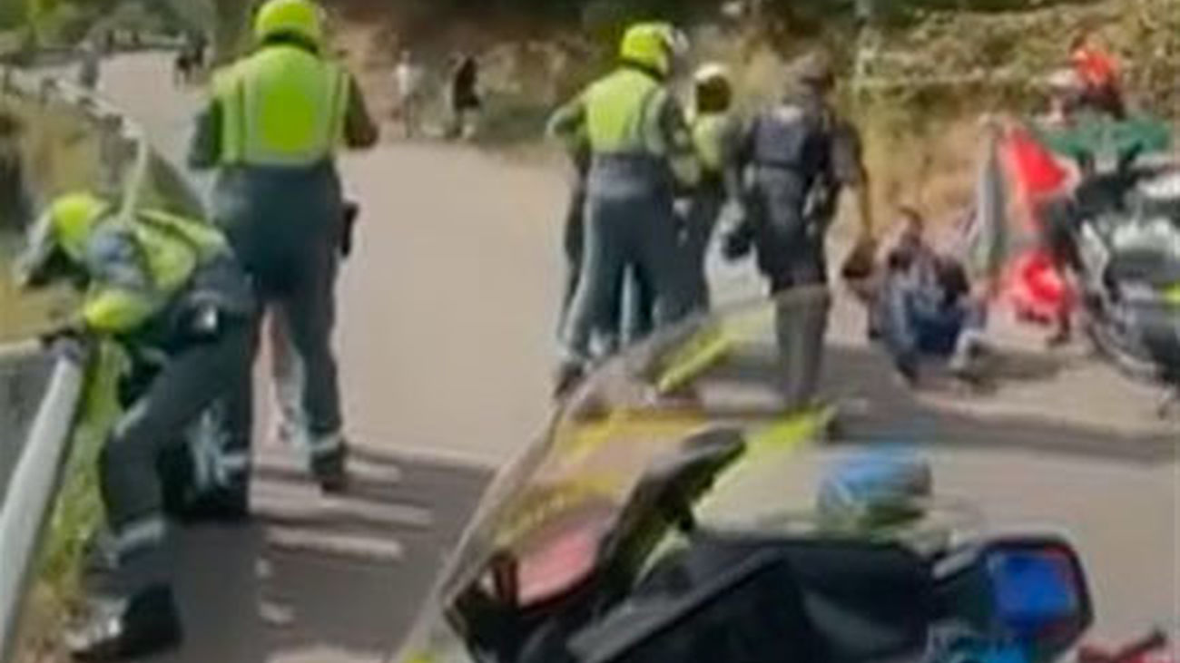 Doce detenidos por cortar el paso de la Vuelta en el Angliru