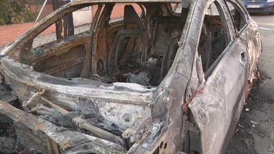 Noche de vandalismo en Boadilla: las llamas calcinan varios coches y contenedores en la calle