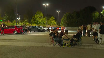 Concentración no autorizada de coches y motos en la explanada de los cines Kinépolis