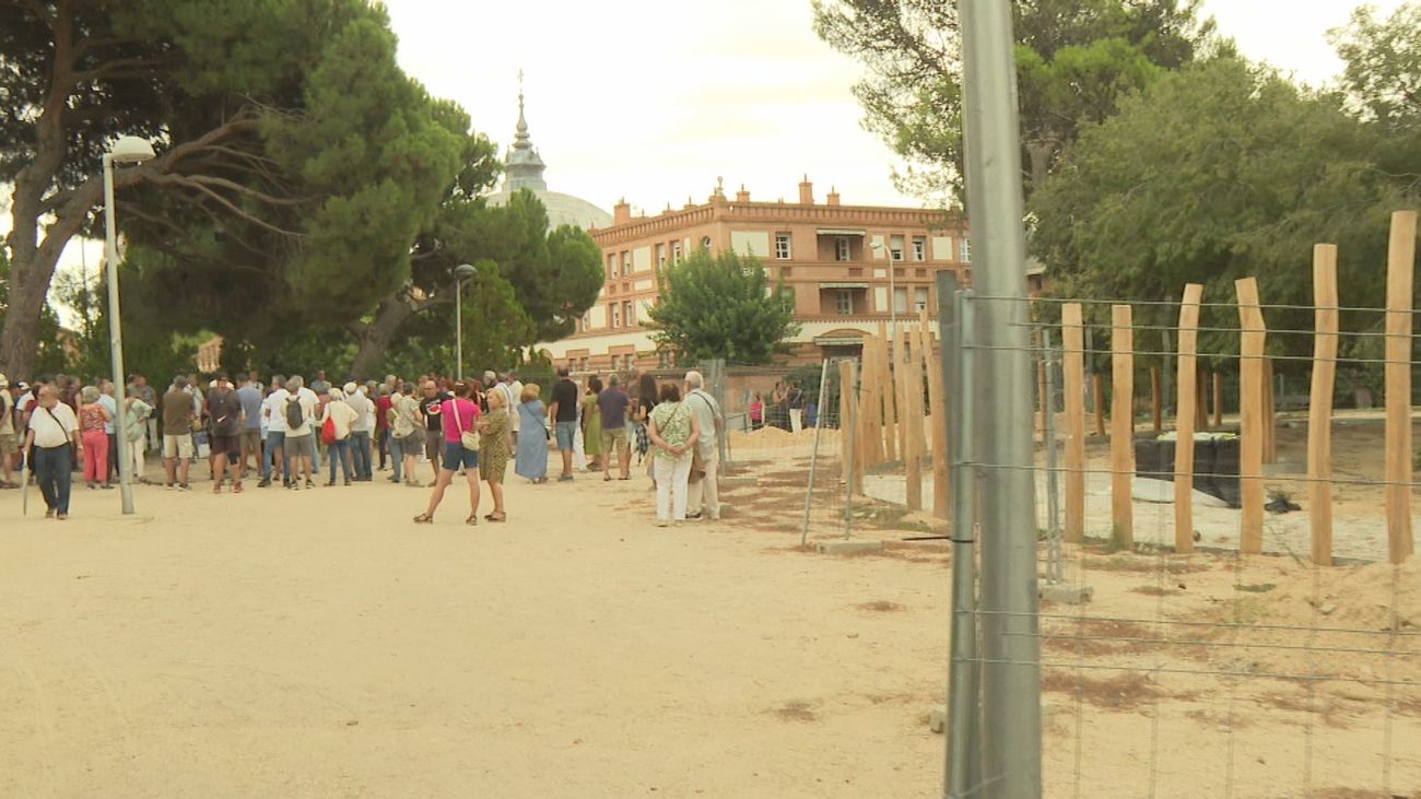 Vecinos de la Dehesa de la Villa dicen 'No' al hormigón del nuevo parque infantil