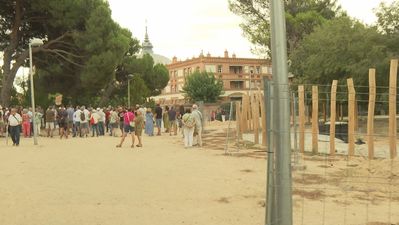 Vecinos de la Dehesa de la Villa dicen 'No' al hormigón del nuevo parque infantil