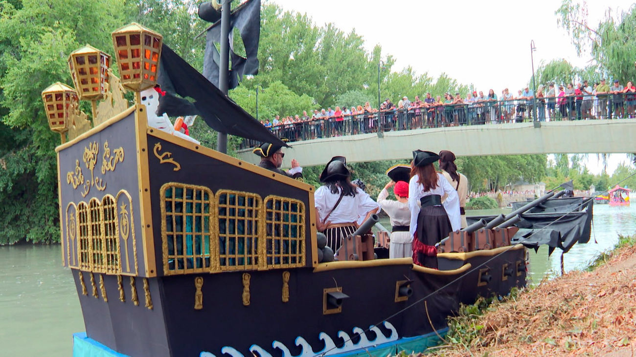 Los piratas 'surcan' las aguas del Tajo en el último día de las fiestas del Motín de Aranjuez