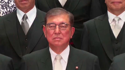 Dimite el primer ministro de Japón “para proteger a su partido”