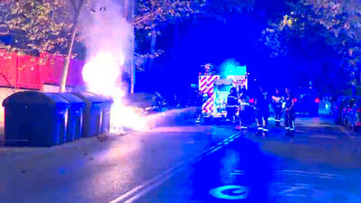 Un pirómano quema cuatro contenedores y dos coches en Carabanchel