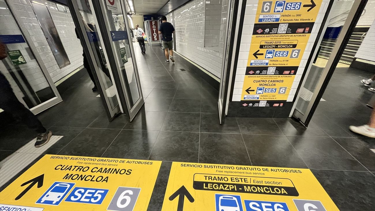 La estación de Metro de Cuatro Caminos, repleta de señalización por las obras de la Línea 6