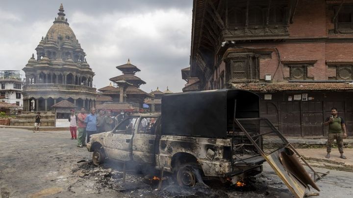 Vehículo calcinado tras las protestas en Katmandú, capital de Nepal / EFE