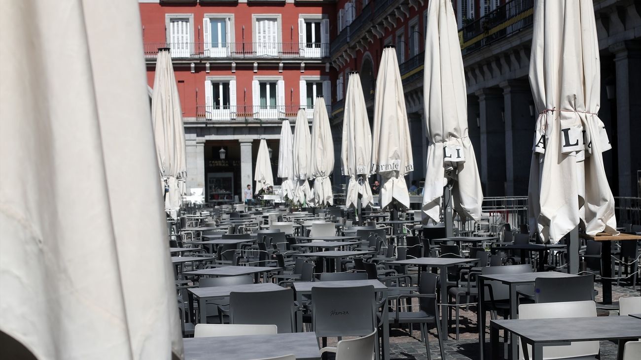 Terrazas hosteleras vacías en la Plaza Mayor de Madrid